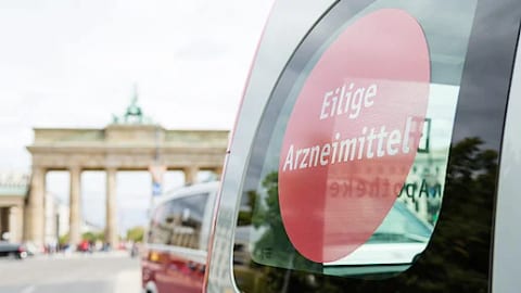 Bote der Apotheke mit einer Lieferung unterwegs