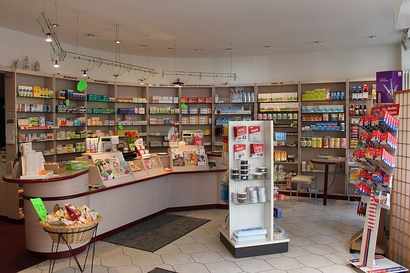 Blick in den Verkaufsraum der Reseda-Apotheke mit gefüllten Regalen